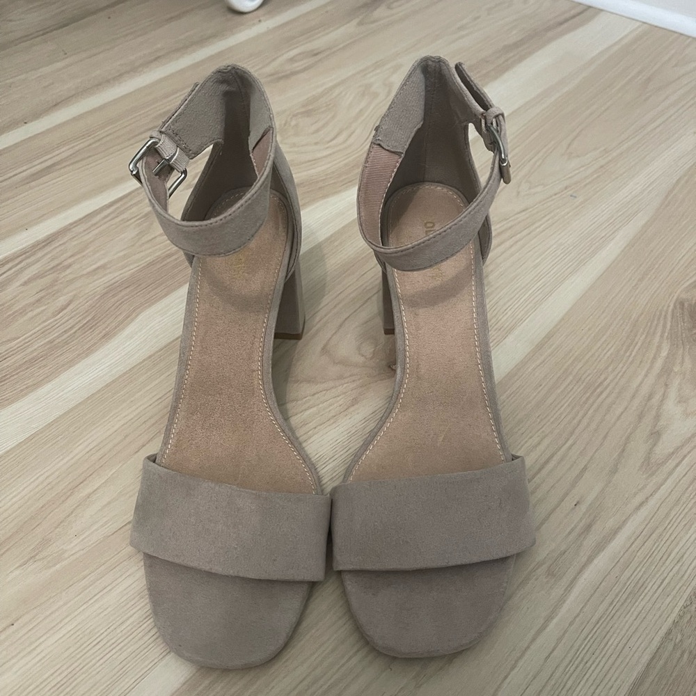 WORN ONCE // Women's Tan Ankle Strap Sandals